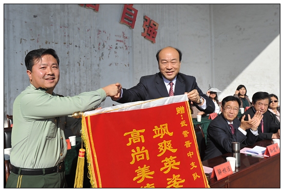 晉中學(xué)院2012級新生軍訓(xùn)匯演暨開學(xué)典禮在北院體育場隆重舉行