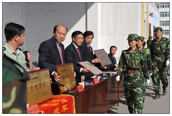 晉中學(xué)院2012級新生軍訓(xùn)匯演暨開學(xué)典禮在北院體育場隆重舉行