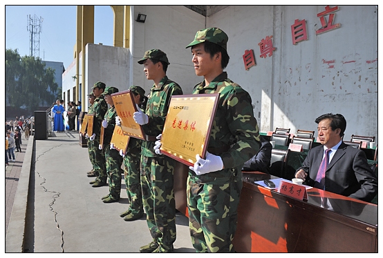 晉中學(xué)院2012級新生軍訓(xùn)匯演暨開學(xué)典禮在北院體育場隆重舉行