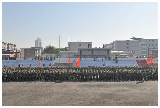 晉中學(xué)院2012級新生軍訓(xùn)匯演暨開學(xué)典禮在北院體育場隆重舉行