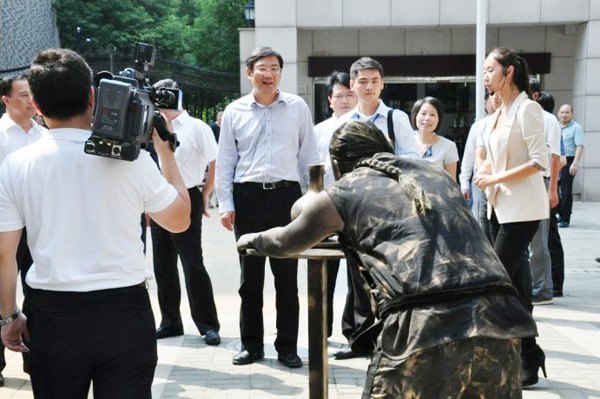 景德鎮陶瓷學院古代制陶行為藝術秀亮相南昌市“三看”活動