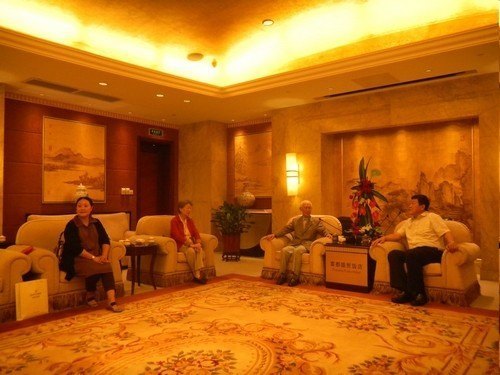 臺灣著名文化學者、詩人余光中為藝術與設計學院題詞