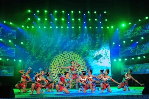 “我們在一起”慶祝建校60周年文藝晚會暨優秀校友頒獎儀式隆重舉行