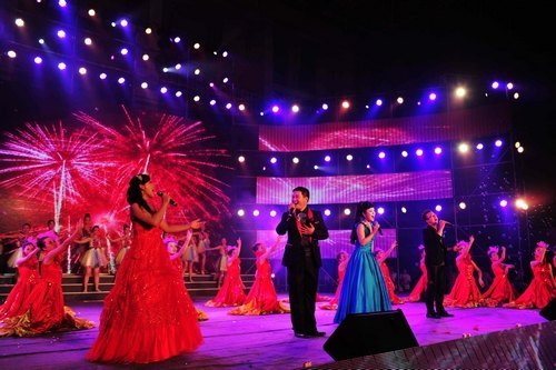 “我們在一起”慶祝建校60周年文藝晚會暨優秀校友頒獎儀式隆重舉行