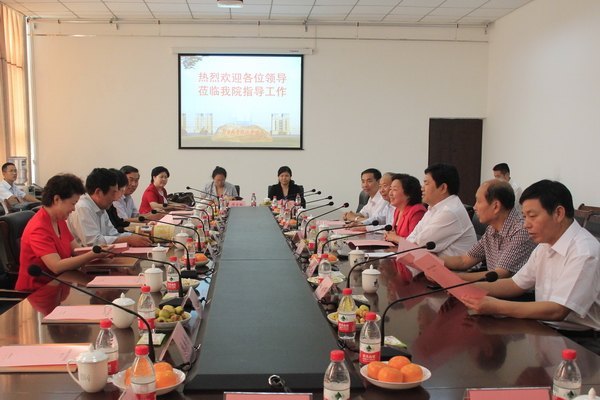 市人大常委會副主任、市總工會主席李元法一行到鄭州職業技術學院視察