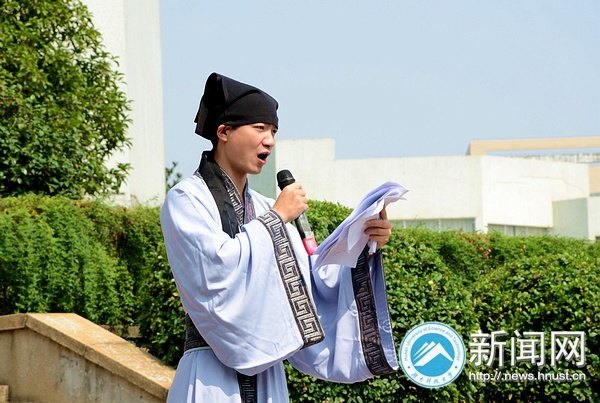 紀念孔子誕辰 圣人像前傳經典