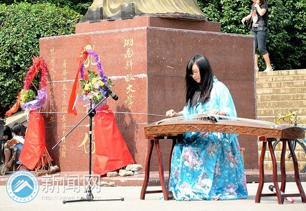 紀念孔子誕辰 圣人像前傳經典