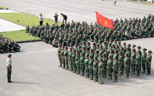 惠州學(xué)院2012級(jí)學(xué)生軍訓(xùn)圓滿結(jié)束