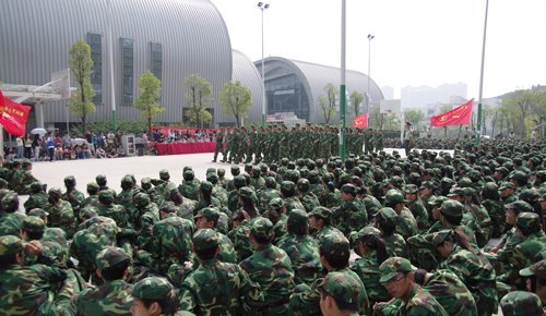 惠州學(xué)院2012級(jí)學(xué)生軍訓(xùn)圓滿結(jié)束