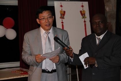 渤海大學布隆迪孔子學院舉辦中秋晚會中布來賓共度中秋月圓之夜