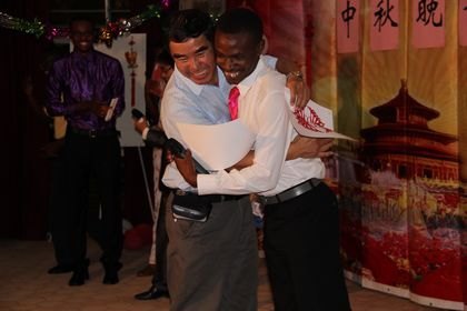 渤海大學布隆迪孔子學院舉辦中秋晚會中布來賓共度中秋月圓之夜