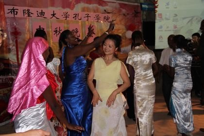 渤海大學布隆迪孔子學院舉辦中秋晚會中布來賓共度中秋月圓之夜