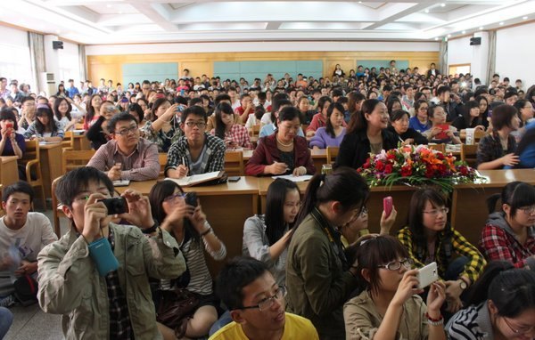攜“鄉愁”回“母鄉” 談“美感”述“經驗”——著名文化學者余光中再次受聘常州工學院客座教授親為學子授課