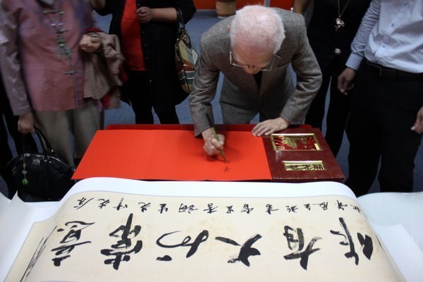 攜“鄉愁”回“母鄉” 談“美感”述“經驗”——著名文化學者余光中再次受聘常州工學院客座教授親為學子授課