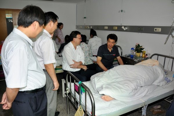 馬書記等校領(lǐng)導(dǎo)看望慰問住院教職工