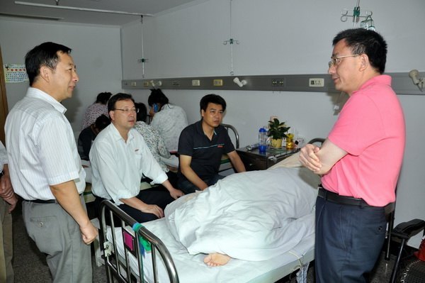 馬書記等校領(lǐng)導(dǎo)看望慰問住院教職工