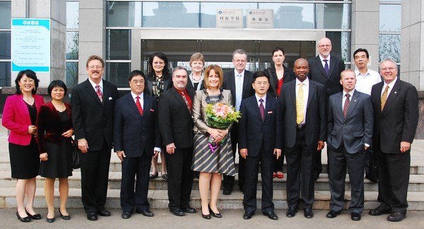 海外五所高校代表團出席武漢工程大學40年校慶