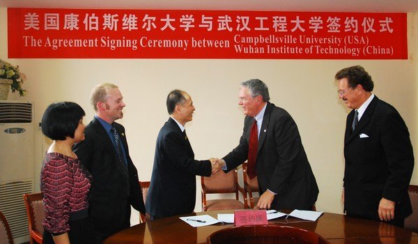 海外五所高校代表團出席武漢工程大學40年校慶