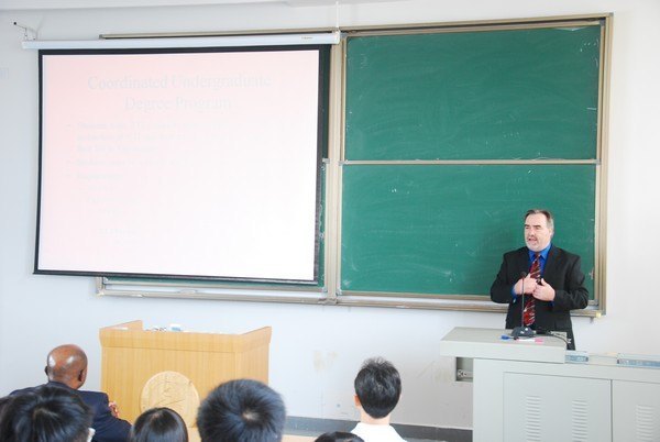 海外五所高校代表團出席武漢工程大學40年校慶