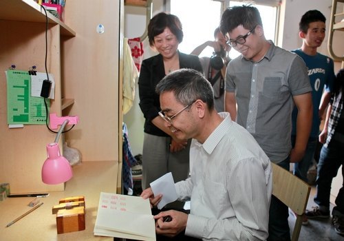 龔建立校長深入學生寢室指導文明寢室建設工作