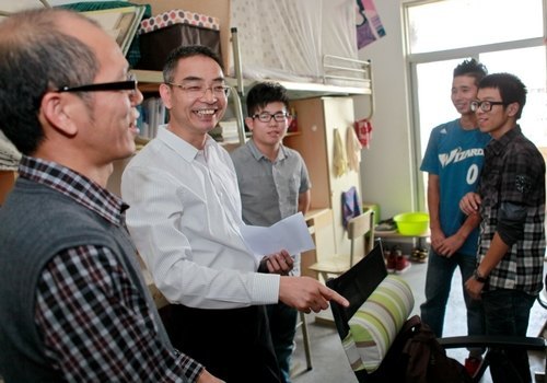 龔建立校長深入學生寢室指導文明寢室建設工作