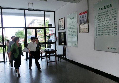 潘璋德書記深入學生宿舍走訪調研