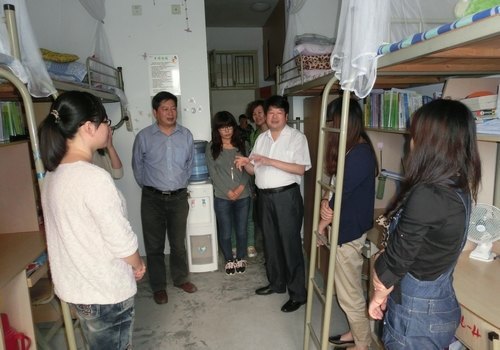 潘璋德書記深入學生宿舍走訪調研