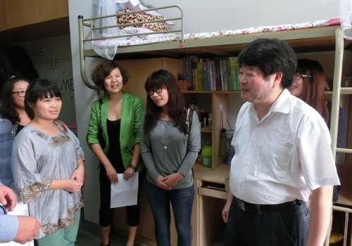 潘璋德書記深入學生宿舍走訪調研