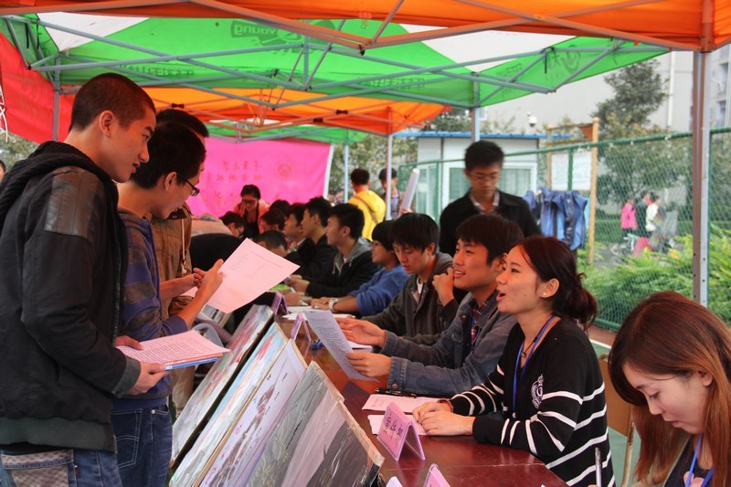 土木工程學(xué)院團(tuán)總支學(xué)生會(huì)開始納新