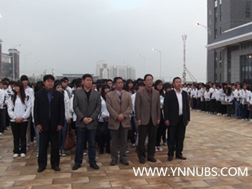 云南師范大學(xué)商學(xué)院楊林新校區(qū)舉行2012級(jí)新生升旗儀式