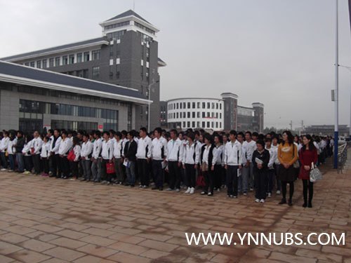 云南師范大學(xué)商學(xué)院楊林新校區(qū)舉行2012級(jí)新生升旗儀式