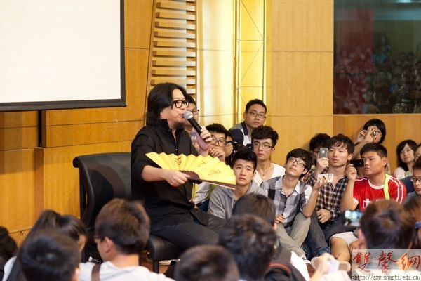 著名音樂人高曉松現場脫口秀引爆傳媒學院