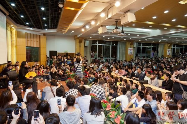 著名音樂人高曉松現場脫口秀引爆傳媒學院