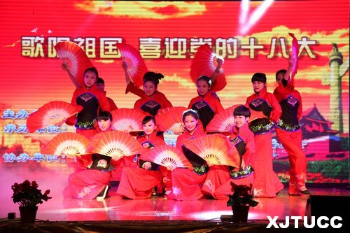 歌唱祖國,喜迎黨的十八大:西安信德建設工程有限公司演藝團赴西安交大城市學院進行慰問演出