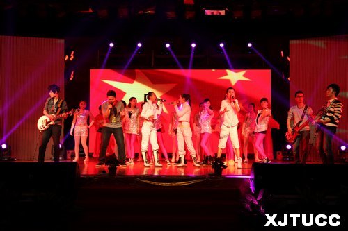 歌唱祖國,喜迎黨的十八大:西安信德建設工程有限公司演藝團赴西安交大城市學院進行慰問演出