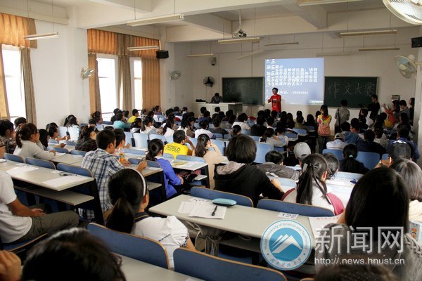 五學(xué)院以文會友 新生們筆下動情