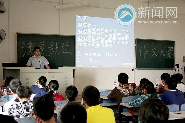 五學(xué)院以文會友 新生們筆下動情