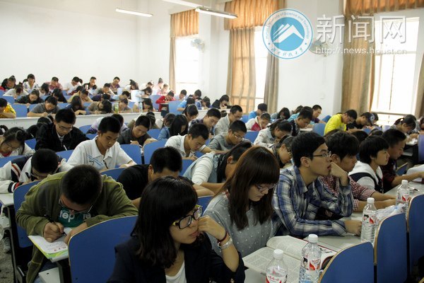 五學(xué)院以文會友 新生們筆下動情