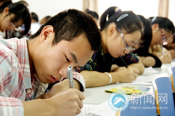 五學(xué)院以文會友 新生們筆下動情