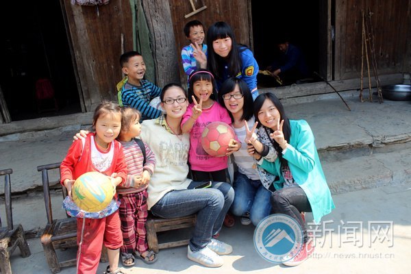 國慶愛心回訪 湖南科技大學學生為山區孩子送去“中秋禮物”