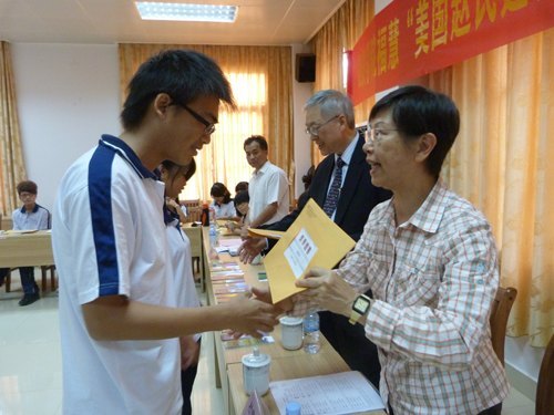 福慧慈善家來校 向優秀貧困生頒發獎學金