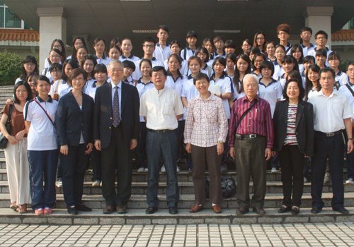 福慧慈善家來校 向優秀貧困生頒發獎學金