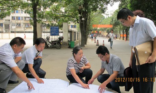 南寧市國土資源局來廣西師范學院開展危舊房改住房改造土地分割測量工作