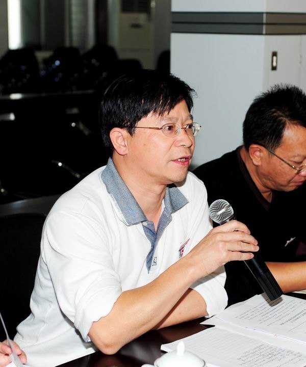 認真研讀文件 全面領會精神 切實抓好落實