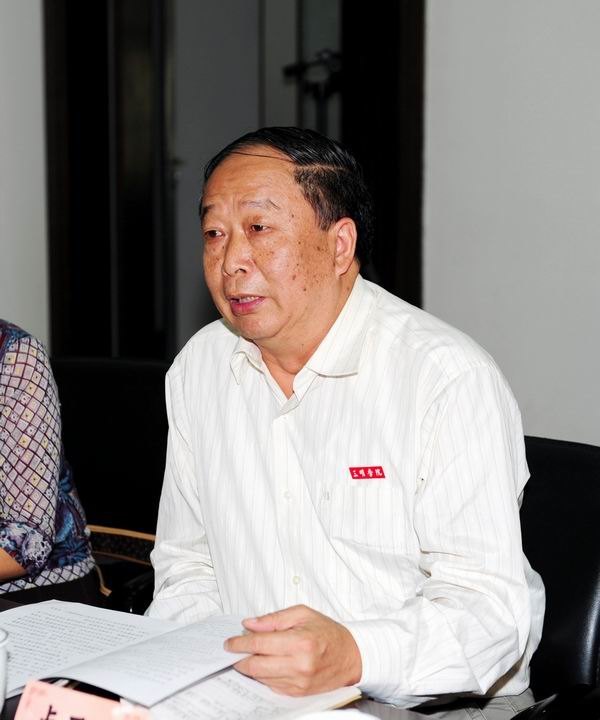 認真研讀文件 全面領會精神 切實抓好落實