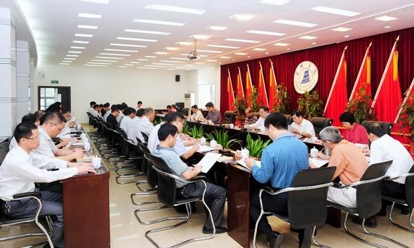 認真研讀文件 全面領會精神 切實抓好落實