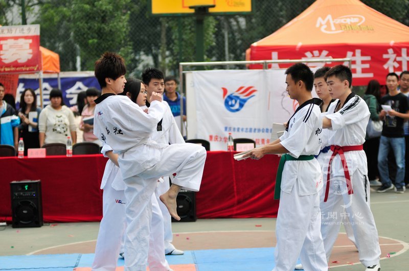 社團聯合納新舉行開幕式