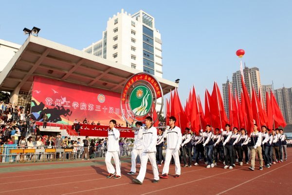 紅旗翻飛問蒼穹 摩拳擦掌斗志揚 常州工學院第三十屆田徑運動會隆重開幕