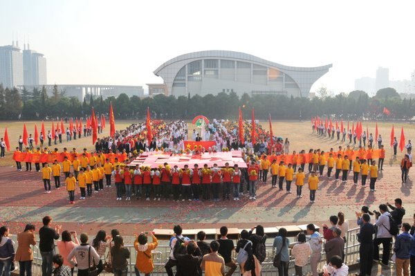 紅旗翻飛問蒼穹 摩拳擦掌斗志揚 常州工學院第三十屆田徑運動會隆重開幕