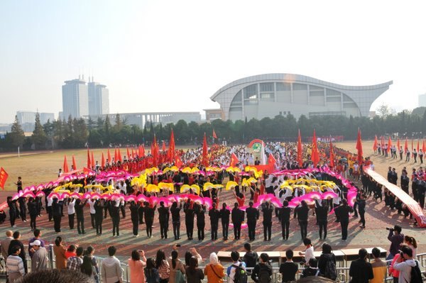紅旗翻飛問蒼穹 摩拳擦掌斗志揚 常州工學院第三十屆田徑運動會隆重開幕